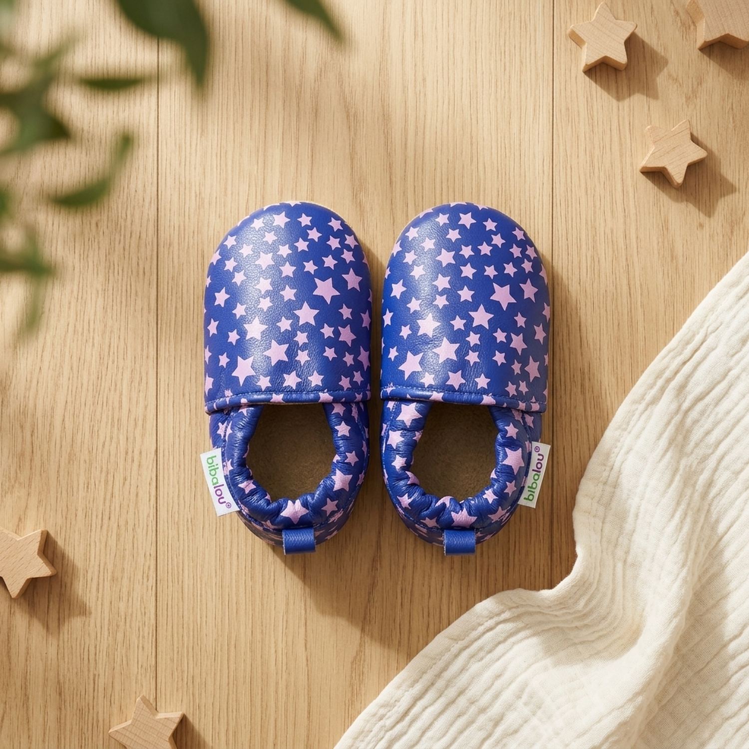 chaussons-bebe-cuir-souple-imprime-etoiles-mauves-vue-dessus-6