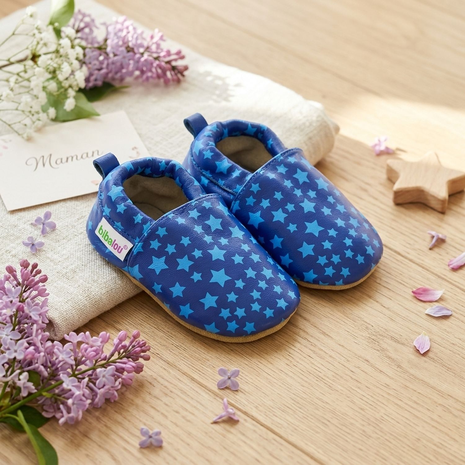 chaussons-bebe-cuir-souple-imprime-etoiles-bleues-mise-en-scene-fete-des-meres-5