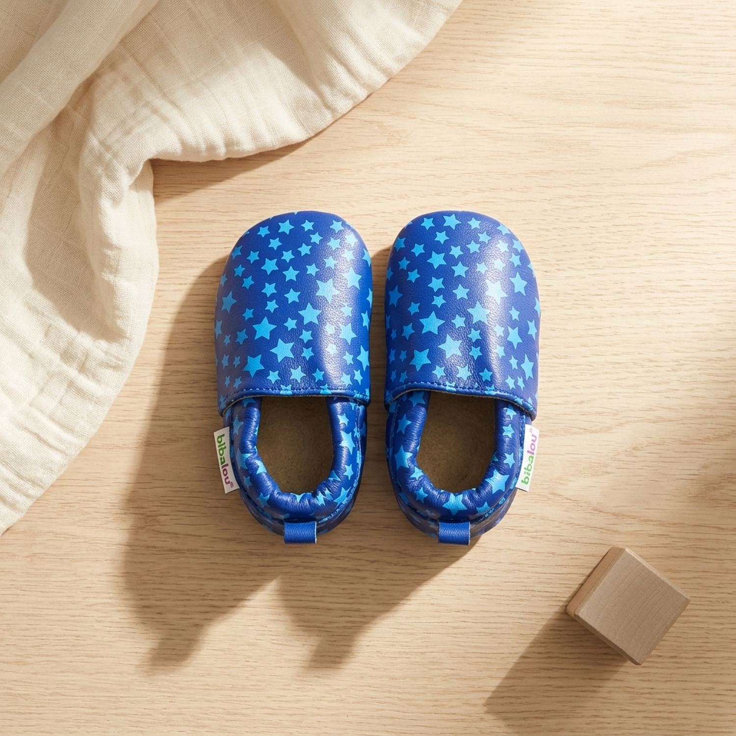 chaussons-bebe-cuir-souple-imprime-etoiles-bleues-vue-dessus-6