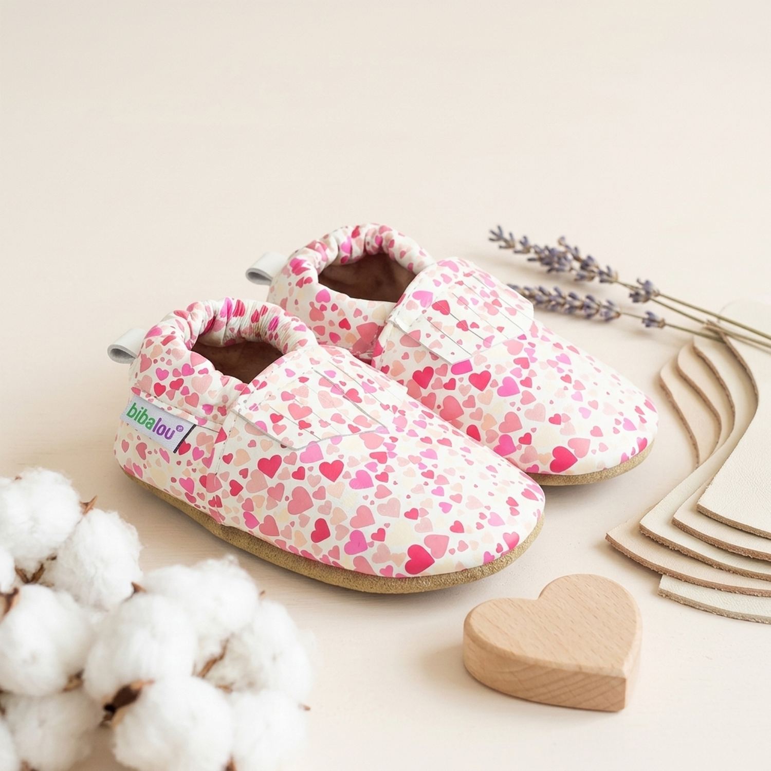 chaussons-bebe-cuir-souple-imprime-coeurs-mise-en-scene-atelier-6