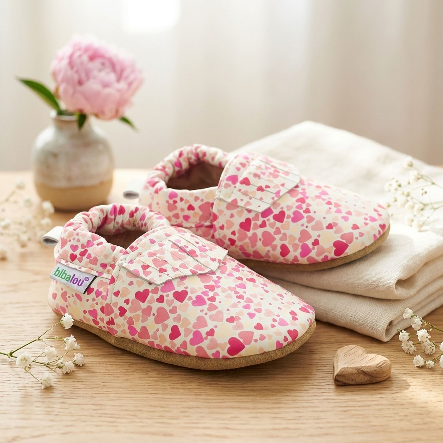 chaussons-bebe-cuir-souple-imprime-coeurs-mise-en-scene-fleurs-2