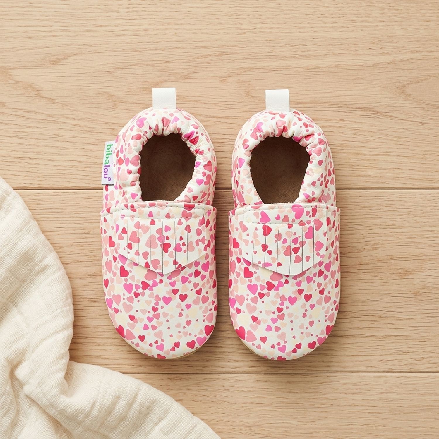 chaussons-bebe-cuir-souple-imprime-coeurs-vue-dessus-4