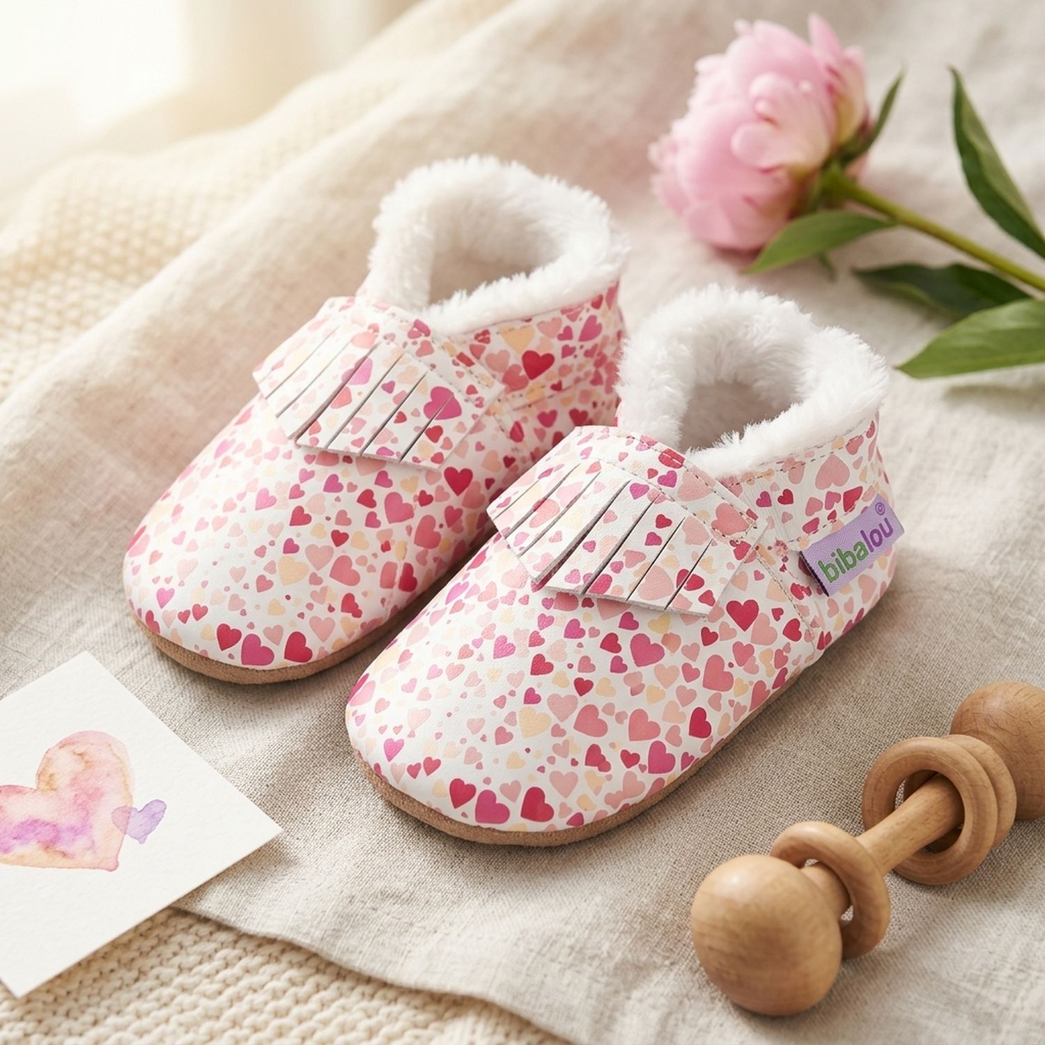 chaussons-bebe-cuir-souple-fourres-imprime-coeurs-mise-en-scene-fleurs-6