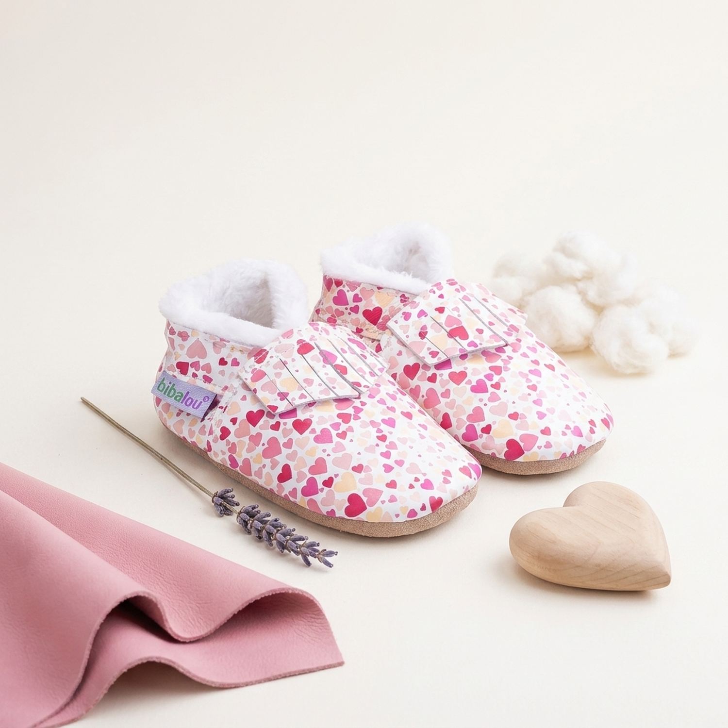 chaussons-bebe-cuir-souple-fourres-imprime-coeurs-mise-en-scene-atelier-3