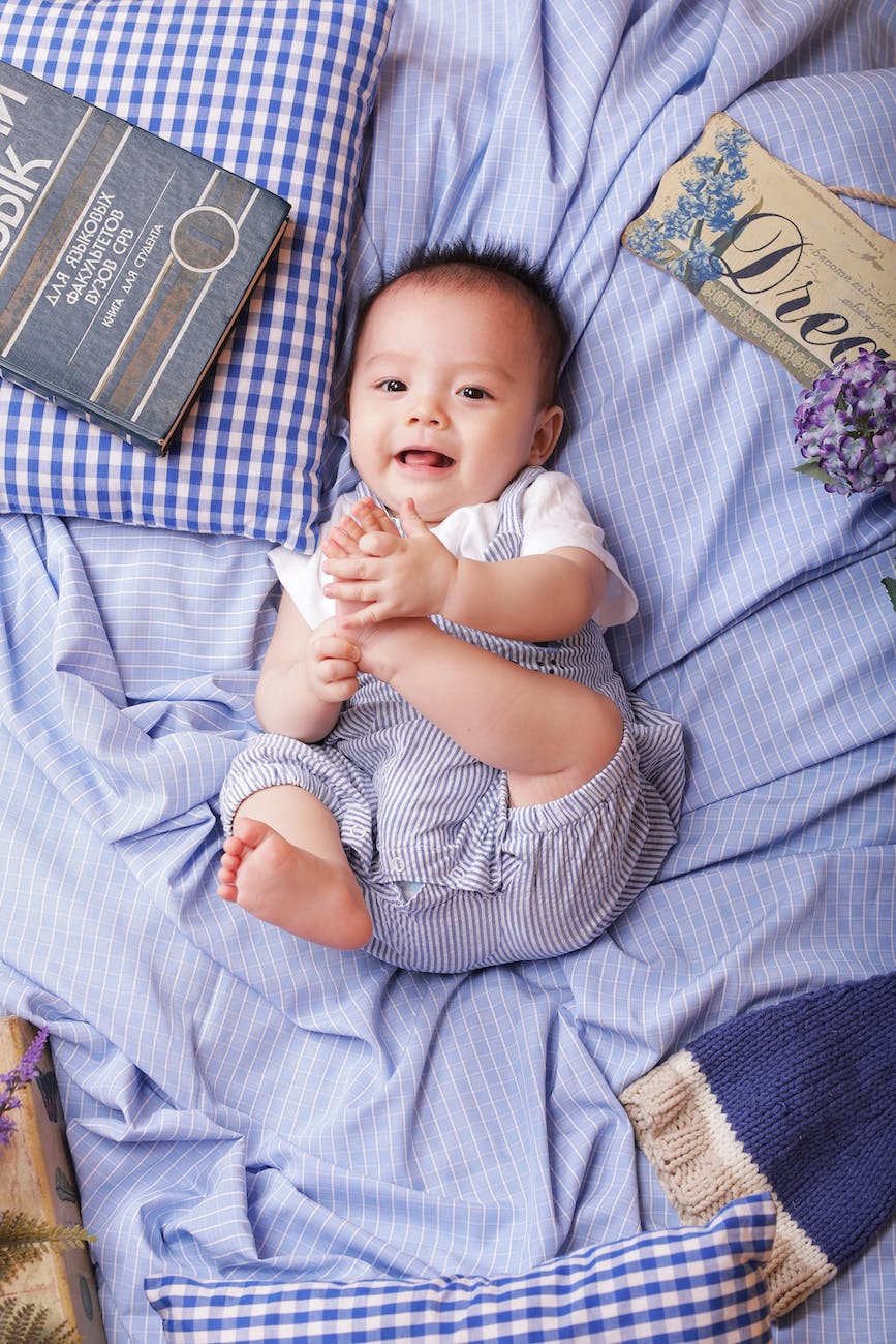 bébé et ses pieds