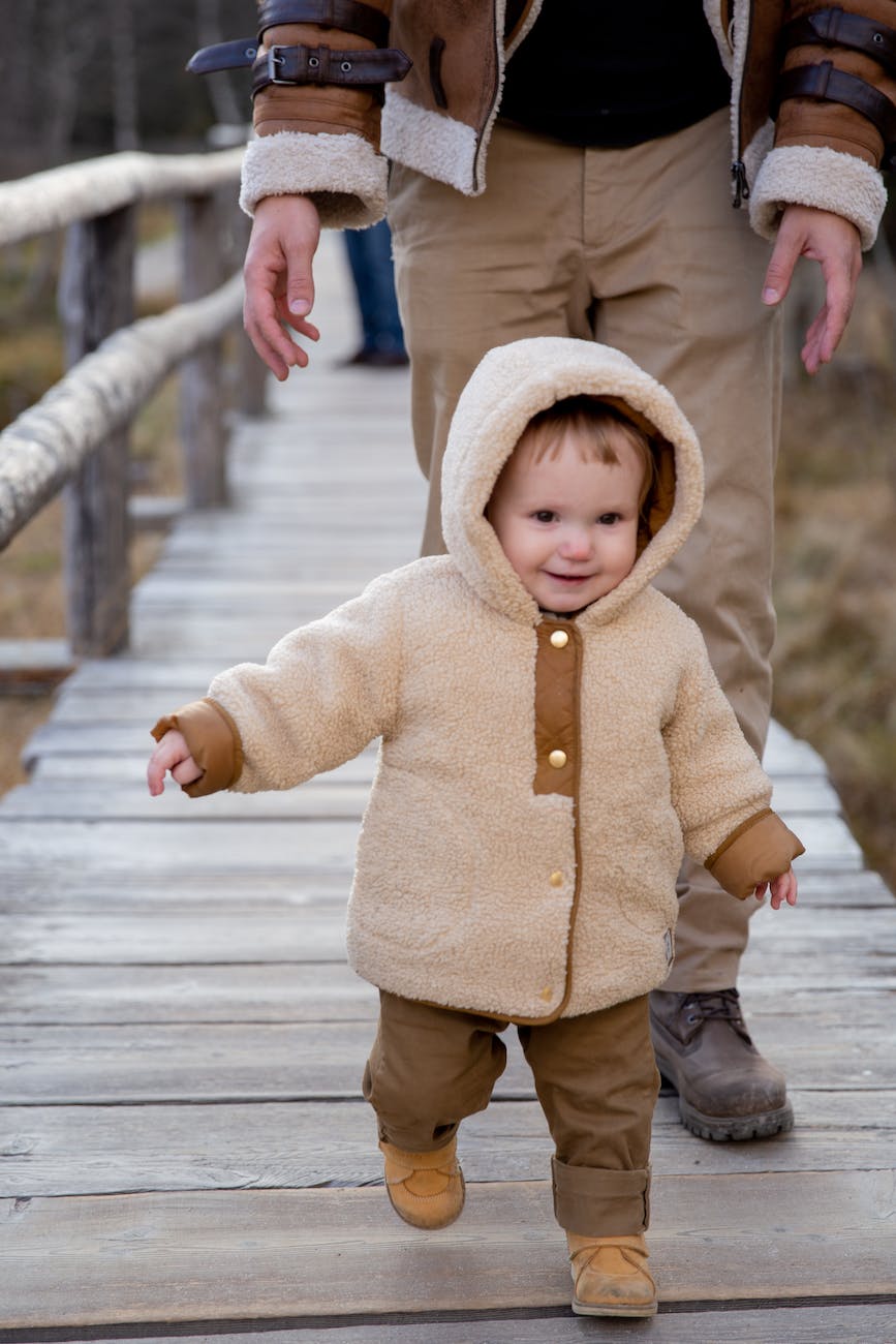 un bébé qui marche