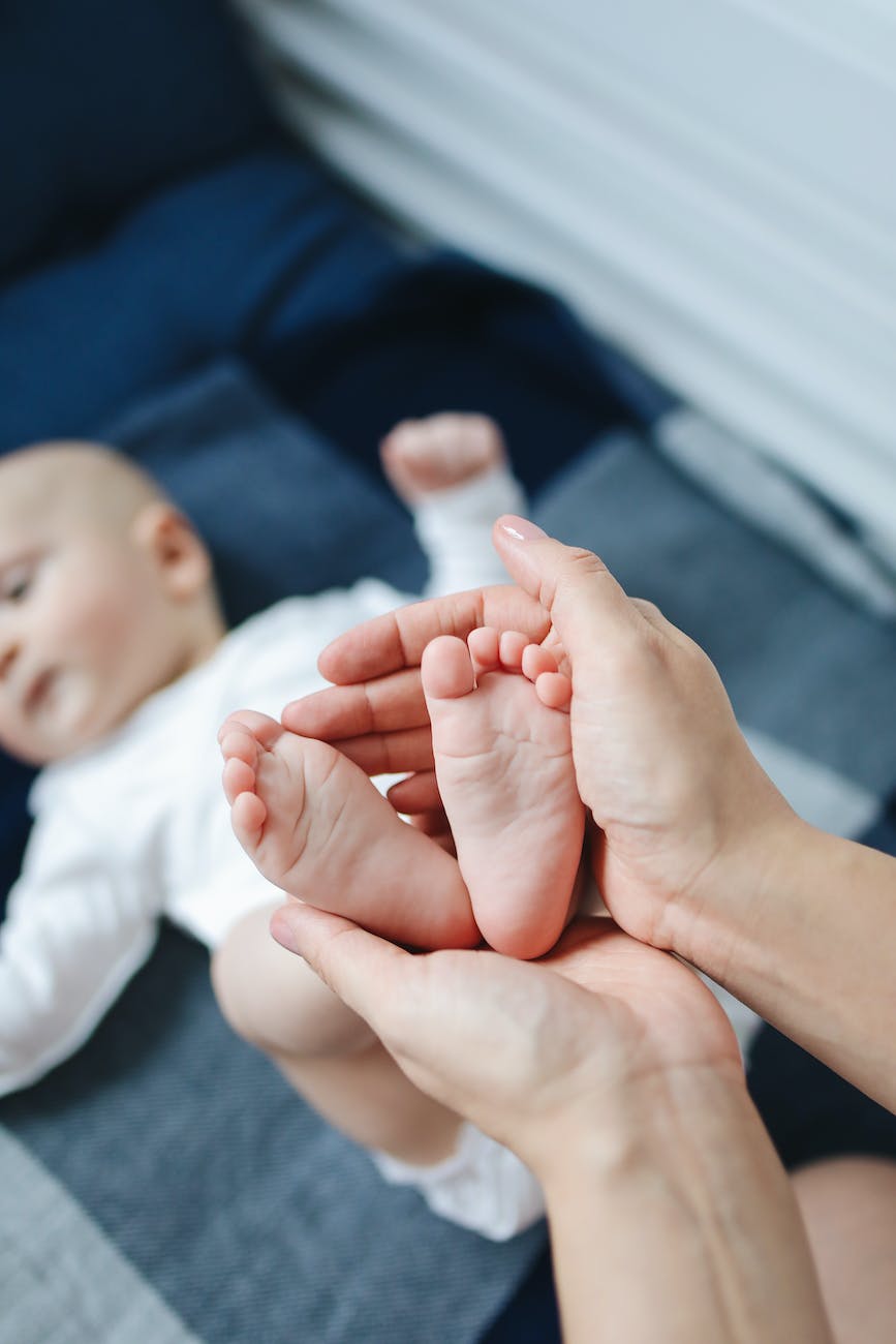 les pieds d'un enfant très jeune