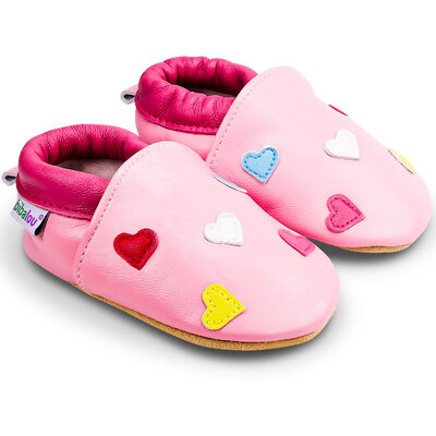 chaussons-bebe-cuir-souple-mini-coeurs-fond-blanc-1