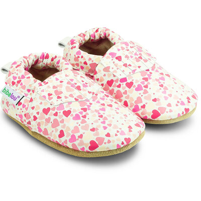chaussons-bebe-cuir-souple-imprime-coeurs-fond-blanc-1
