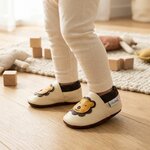 chaussons-bebe-cuir-souple-leon-le-lion-beige-portee-bebe-entier-2
