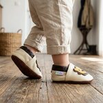 chaussons-bebe-cuir-souple-leon-le-lion-beige-portee-bebe-4