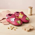 chaussons-bebe-cuir-souple-farandole-de-papillons-mise-en-scene-fleurs-6
