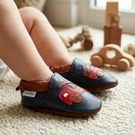 chaussons-bebe-cuir-souple-beau-comme-un-camion-bleu-marine-portee-bebe-3