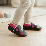 chaussons-bebe-cuir-souple-fourres-petits-pois-portee-bebe-2