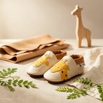 chaussons-bebe-cuir-souple-laly-la-girafe-mise-en-scene-jouets-3