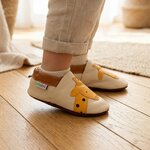 chaussons-bebe-cuir-souple-laly-la-girafe-portee-bebe-6