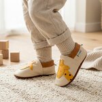 chaussons-bebe-cuir-souple-laly-la-girafe-portee-bebe-2