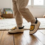 chaussons-bebe-cuir-souple-fourres-leon-le-lion-beige-portee-bebe-5