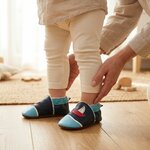 chaussons-bebe-cuir-souple-fourres-larguez-les-amarres-bleu-avec-adulte-5