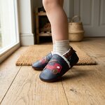 chaussons-bebe-cuir-souple-fourres-beau-comme-un-camion-portee-bebe-3