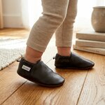 chaussons-bebe-cuir-souple-unis-brun-cachou-portee-bebe-2
