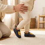 chaussons-bebe-cuir-souple-leon-le-lion-bleu-avec-adulte-3