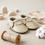 chaussons-bebe-cuir-souple-a-franges-ivoire-mise-en-scene-atelier-5