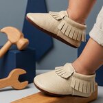 chaussons-bebe-cuir-souple-a-franges-ivoire-mise-en-scene-atelier-6