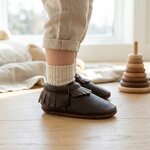 chaussons-bebe-cuir-souple-a-franges-chocolat-portee-bebe-3