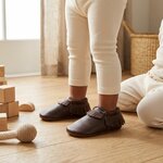 chaussons-bebe-cuir-souple-a-franges-chocolat-portee-bebe-entier-5