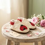 chaussons-bebe-cuir-souple-fourres-coccinelle-mise-en-scene-fleurs-3