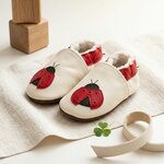 chaussons-bebe-cuir-souple-fourres-coccinelle-mise-en-scene-nature-2