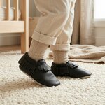 chaussons-bebe-cuir-souple-a-franges-noir-portee-bebe-2
