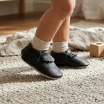 chaussons-bebe-cuir-souple-a-franges-noir-portee-bebe-3