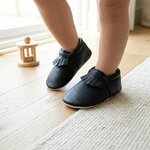 chaussons-bebe-cuir-souple-a-franges-noir-portee-bebe-5