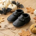 chaussons-bebe-cuir-souple-a-franges-noir-mise-en-scene-halloween-6