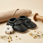 chaussons-bebe-cuir-souple-a-franges-noir-mise-en-scene-atelier-4