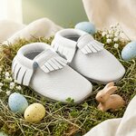 chaussons-bebe-cuir-souple-a-franges-blanc-mise-en-scene-paques-6