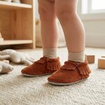 chaussons-bebe-cuir-souple-a-franges-nubuck-brun-portee-bebe-2