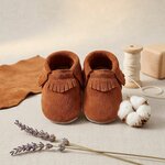 chaussons-bebe-cuir-souple-a-franges-nubuck-brun-mise-en-scene-atelier-3