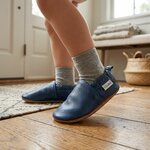 chaussons-bebe-cuir-souple-unis-bleu-de-minuit-portee-bebe-2