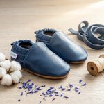 chaussons-bebe-cuir-souple-unis-bleu-de-minuit-mise-en-scene-atelier-3