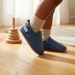 chaussons-bebe-cuir-souple-unis-bleu-de-minuit-portee-bebe-5