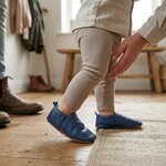 chaussons-bebe-cuir-souple-unis-bleu-de-minuit-portee-bebe-4