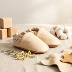 chaussons-bebe-cuir-souple-unis-beige-mise-en-scene-fleurs-3