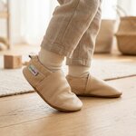 chaussons-bebe-cuir-souple-unis-beige-portee-bebe-4