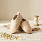 chaussons-bebe-cuir-souple-unis-beige-mise-en-scene-atelier-5