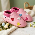 chaussons-bebe-cuir-souple-mini-coeurs-mise-en-scene-paques-6