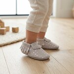chaussons-bebe-cuir-souple-a-franges-pois-dores-portee-bebe-2