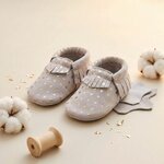 chaussons-bebe-cuir-souple-a-franges-pois-dores-mise-en-scene-atelier-6
